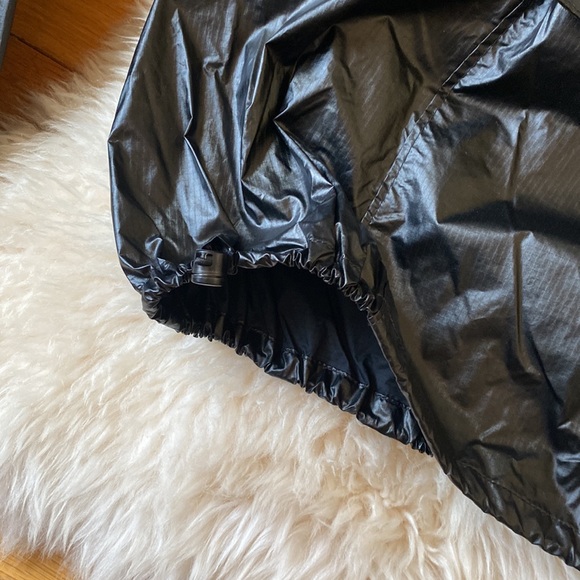 Under Armour Crop Windbreaker - Picture 4 of 7